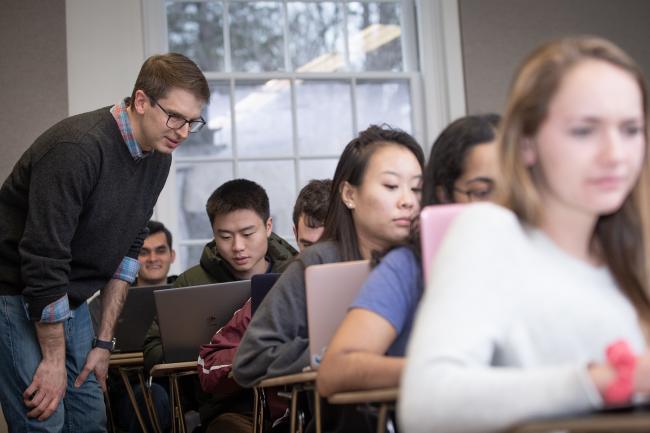 Brian Wright, director of undergraduate programs at UVA's School of Data Science, works with students. 